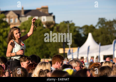 Le Stray, Harrogate, Royaume-Uni. 5 juillet, 2014. Revelers profitez d'une partie en plein air dans le parc de la ville de 'Fan', après la première journée de course le cycle terminé. Copyright Ian Wray/Alamy Live News Banque D'Images