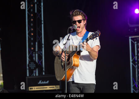 Le Stray, Harrogate, Royaume-Uni. 5 juillet, 2014. Fêtards sont divertis par de la musique live au cours d'une partie de l'air dans la ville Parc 'Fan', après la première journée de course le cycle terminé. Chanteur pas connu. Copyright Ian Wray/Alamy Live News Banque D'Images