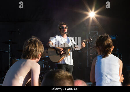 Le Stray, Harrogate, Royaume-Uni. 5 juillet, 2014. Fêtards sont divertis par de la musique live au cours d'une partie de l'air dans la ville Parc 'Fan', après la première journée de course le cycle terminé. Chanteur pas connu. Copyright Ian Wray/Alamy Live News Banque D'Images