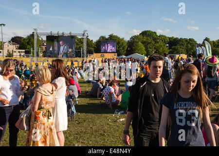 Le Stray, Harrogate, Royaume-Uni. 5 juillet, 2014. Revelers profitez d'une partie en plein air dans le parc de la ville de 'Fan', après la première journée de course le cycle terminé. Copyright Ian Wray/Alamy Live News Banque D'Images