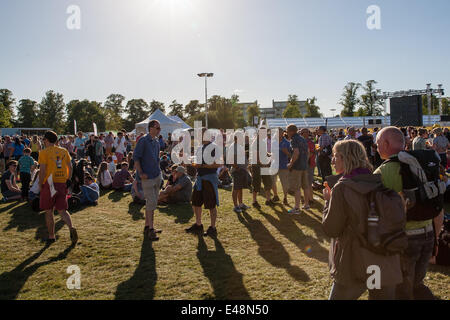 Le Stray, Harrogate, Royaume-Uni. 5 juillet, 2014. Revelers profitez d'une partie en plein air dans le parc de la ville de 'Fan', après la première journée de course le cycle terminé. Copyright Ian Wray/Alamy Live News Banque D'Images