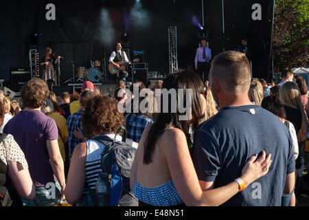 Le Stray, Harrogate, Royaume-Uni. 5 juillet, 2014. 'La Route' la chanson officielle pour le Yorkshire's Grand Départ et Tour de France 2014, est jouée en direct par Alistair Griffin à une partie de la ville, après la première journée de course le cycle terminé. Copyright Ian Wray/Alamy Live News Banque D'Images