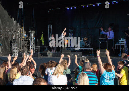 Le Stray, Harrogate, Royaume-Uni. 5 juillet, 2014. 'La Route' la chanson officielle pour le Yorkshire's Grand Départ et Tour de France 2014, est jouée en direct par Alistair Griffin à une partie de la ville, après la première journée de course le cycle terminé. Copyright Ian Wray/Alamy Live News Banque D'Images