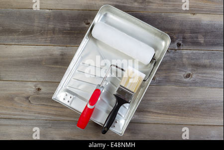 Vue de dessus de nouveaux accessoires de peinture sur bois rustique composé de pinceau couvrir, pan, et le châssis du rouleau à main Banque D'Images