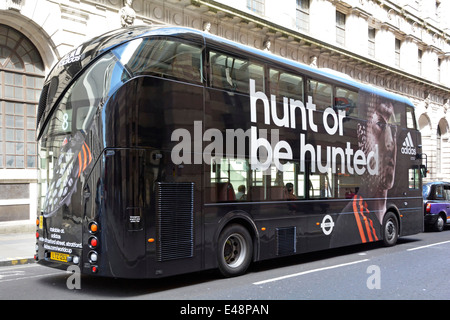 Publicité Adidas sur new London Routemaster bus Boris tout noir au lieu de rouge Banque D'Images