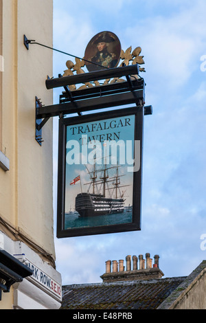 Trafalgar Tavern enseigne de pub avec des mâts 'victoire' - Greenwich, London, UK Banque D'Images