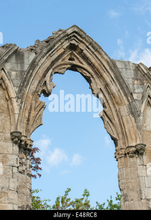 Ruines de l'église médiévale ancienne contre le ciel bleu en anglais centre-ville Banque D'Images