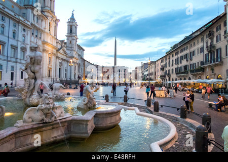 La place Navone à Rome au crépuscule Banque D'Images