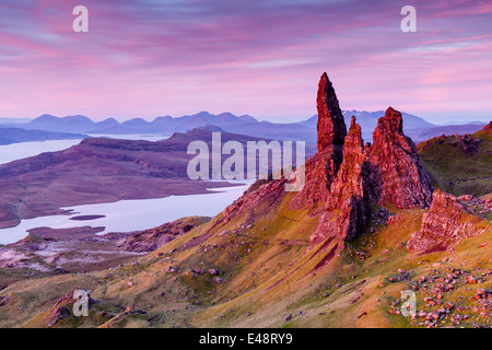 Avant l'aube, la lumière sur le vieil homme de Storr sur l'île de Skye, en Ecosse. Banque D'Images