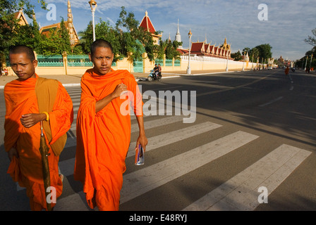 Moines de marcher à l'extérieur du Palais Royal. Phnom Penh. Brillant dans l'or, le Palais Royal est l'un de Phnom Penh ?s plus splendide qu'Arkite Banque D'Images