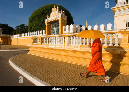 Moines de marcher à l'extérieur du Palais Royal. Phnom Penh. Brillant dans l'or, le Palais Royal est l'un de Phnom Penh ?s plus splendide qu'Arkite Banque D'Images