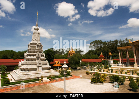 Stupa dans le Palais Royal. Phnom Penh. Le Palais Royal de Phnom Penh a été construit il y a plus d'un siècle pour servir de residen Banque D'Images