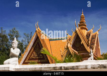 Détail du toit du Palais Royal. Phnom Penh. Achevé en 1866 le Palais Royal est un must voir Phnom Penh vue. Il a été co Banque D'Images