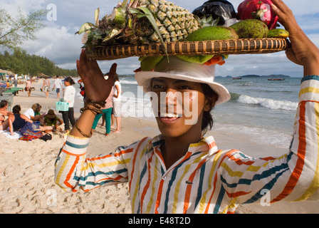 Les vendeurs de fruits sur la plage à Sihanoukville. Sihanoukville, c'est la 4ème plus grande ville du Cambodge mais c'est vraiment un à bord Banque D'Images