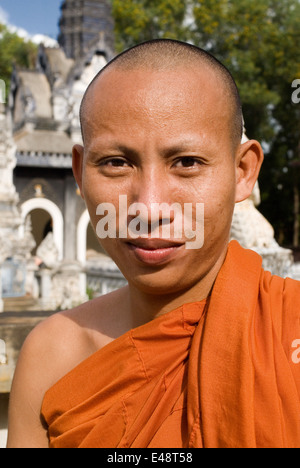 Le moine bouddhiste de Wat Kandal Battambang. En dépit d'être la deuxième plus grande ville du Cambodge, avec une population de plus de 250 000 et Banque D'Images