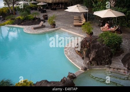 Aitutaki. L'île de Cook. Polynésie française. Océan Pacifique Sud. Hôtel de luxe. Une piscine au bord de mer à l'Hôtel Pacific Resort Aitutaki. Banque D'Images