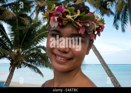 L'île de Rarotonga. L'île de Cook. Polynésie française. Océan Pacifique Sud. Une serveuse sert de délicieux plats à côté de la piscine au luxueux Banque D'Images