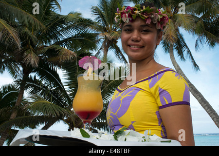 L'île de Rarotonga. L'île de Cook. Polynésie française. Océan Pacifique Sud. Une serveuse sert de délicieux plats à côté de la piscine au luxueux Banque D'Images