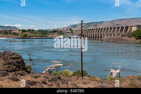 De l'Oregon, le Département de barrage sur le fleuve Columbia, Native American Indian plates-formes de pêche en premier plan Banque D'Images