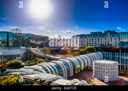 PARIS, FRANCE - 11 NOVEMBRE 2009 : Les Halles, centre commercial à Paris, France avec un fort effet de lumière arrière Banque D'Images