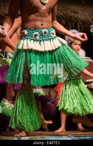 L'île de Rarotonga. L'île de Cook. Polynésie française. Océan Pacifique Sud. Un homme danse déménagement ses hanches dans l'une des danses traditionnelles de Banque D'Images