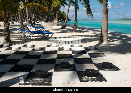 Aitutaki. L'île de Cook. Polynésie française. Océan Pacifique Sud. Jeu d''échecs géant sur la plage de l'Aitutaki Lagoon Resort & Spa Hotel. Banque D'Images