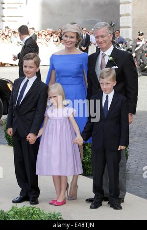 Rome, Italie. 05 juillet, 2014. Le roi Philippe et la Reine Mathilde et leurs enfants le Prince Gabriel, princesse Léonore et le Prince Gabriel arrivent pour le mariage du Prince Amedeo de Belgique à la basilique Santa Maria in Trastevere à Rome, Italie, 05 juillet 2014. Photo : Albert Nieboer/pre// - AUCUN FIL - SERVICE/dpa/Alamy Live News Banque D'Images