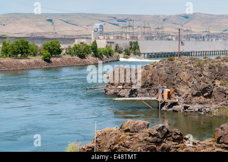 De l'Oregon, le Département de barrage sur le fleuve Columbia, Native American Indian plates-formes de pêche en premier plan Banque D'Images