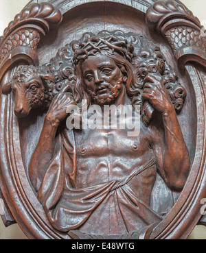 Bruges - le relief sculpté du Bon Pasteur sur la confession fort dans Karmelietenkerk Carmes (église) Banque D'Images