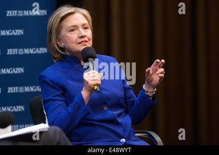 Berlin, Allemagne. 6 juillet, 2014. L'ex-secrétaire d'État américaine Hillary Clinton présente son autobiographie "Choix difficiles' à Berlin, Allemagne, 6 juillet 2014. Photo : Maurizio Gambarini/dpa/Alamy Live News Banque D'Images