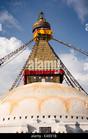 Le Népal, Katmandou, stupa Boudhanath, Dome et voir tous les yeux de Bouddha Banque D'Images