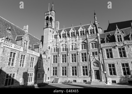 BRUGES, BELGIQUE - le 13 juin 2014 : Le Gruuthusemuseum dans lumière du soir. Banque D'Images