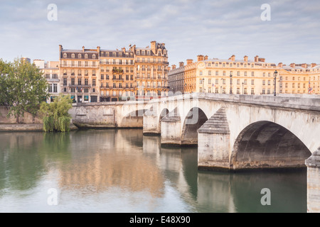 La Seine et appartements parisiens, Paris. La ville est l'un des visité dans le monde d'aujourd'hui. Banque D'Images