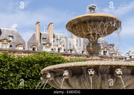 La Place des Vosges dans le quartier du Marais à Paris, France. Banque D'Images