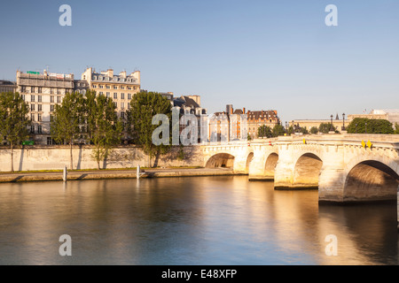 La Seine et appartements parisiens, Paris. Le pont est Pont Neuf et est l'un des plus anciens de la ville. Banque D'Images