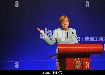 Chengdu, province chinoise du Sichuan. 6 juillet, 2014. La chancelière allemande Angela Merkel s'exprime à la Chine (Sichuan)-Allemagne Forum de coopération de l'urbanisation dans le sud-ouest de Chengdu, capitale de la province chinoise du Sichuan, le 6 juillet 2014. Credit : Xue Yubin/Xinhua/Alamy Live News Banque D'Images