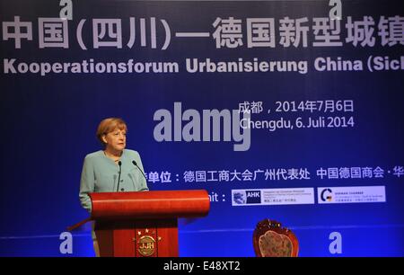 Chengdu, province chinoise du Sichuan. 6 juillet, 2014. La chancelière allemande Angela Merkel s'exprime à la Chine (Sichuan)-Allemagne Forum de coopération de l'urbanisation dans le sud-ouest de Chengdu, capitale de la province chinoise du Sichuan, le 6 juillet 2014. Credit : Xue Yubin/Xinhua/Alamy Live News Banque D'Images
