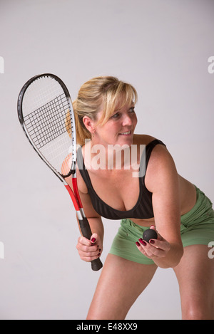 Femme de sport soutien-gorge et short vert le squash Banque D'Images