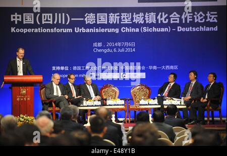 Chengdu, province chinoise du Sichuan. 6 juillet, 2014. La Chine (Sichuan)-Allemagne Forum de coopération de l'urbanisation est tenue à Chengdu, capitale du sud-ouest de la province chinoise du Sichuan, le 6 juillet 2014. Des représentants d'entreprises allemandes et du Sichuan ont assisté au forum. Credit : Xue Yubin/Xinhua/Alamy Live News Banque D'Images