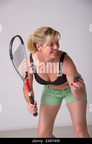 Femme de sport soutien-gorge et short vert le squash Banque D'Images