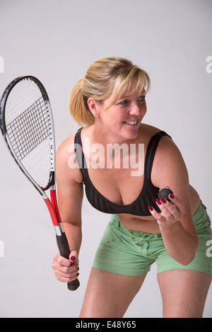 Femme de sport soutien-gorge et short vert le squash Banque D'Images