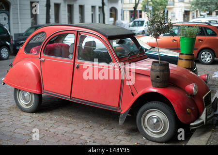 Berlin, Allemagne. Le 06 juillet, 2014. Un olivier se dresse sur une vieille 2CV Citroën à Berlin, Allemagne, 06 juillet 2014. Photo : Maurizio Gambarini/dpa/Alamy Live News Banque D'Images