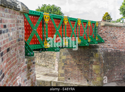 Grandes pièces de meccano un pont sur un canal Banque D'Images