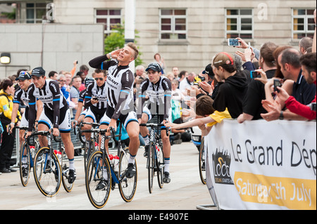 Marcel Kittel équitation à travers la place du millénaire à Londres comme le Shimano riders se rendre à la cérémonie d'ouverture. Banque D'Images