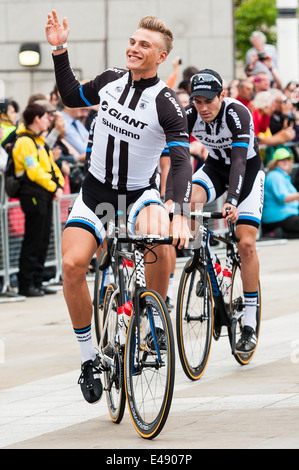 Marcel Kittel équitation à travers la place du millénaire à Londres comme le Shimano riders se rendre à la cérémonie d'ouverture. Banque D'Images