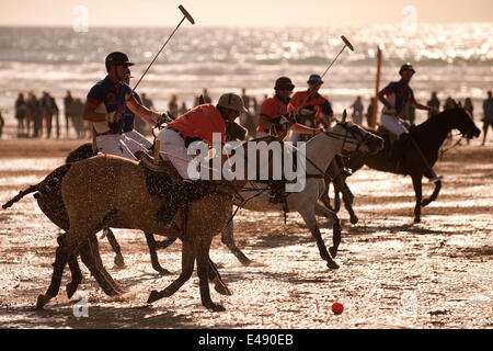 Watergate Bay, Cornwall, UK. 5 juillet, 2014. Le professionnel mens polo match joué à l'Veluve Clicquot Polo sur la plage, baie de Watergate, Cornwall, le 5 juillet 2014. (Photo / Mark Pearson) Banque D'Images