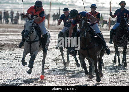 Watergate Bay, Cornwall, UK. 5 juillet, 2014. Le professionnel mens polo match joué à l'Veluve Clicquot Polo sur la plage, baie de Watergate, Cornwall, le 5 juillet 2014. (Photo / Mark Pearson) Banque D'Images