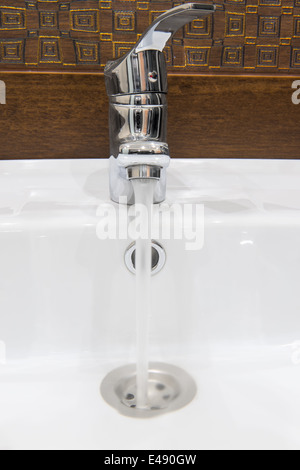 Fuites de l'eau du robinet dans l'égout Banque D'Images