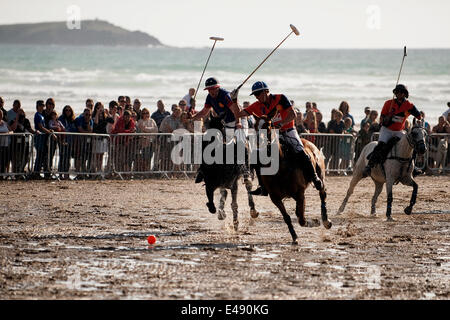 Watergate Bay, Cornwall, UK. 5 juillet, 2014. Le professionnel mens polo match joué à l'Veluve Clicquot Polo sur la plage, baie de Watergate, Cornwall, le 5 juillet 2014. (Photo / Mark Pearson) Banque D'Images