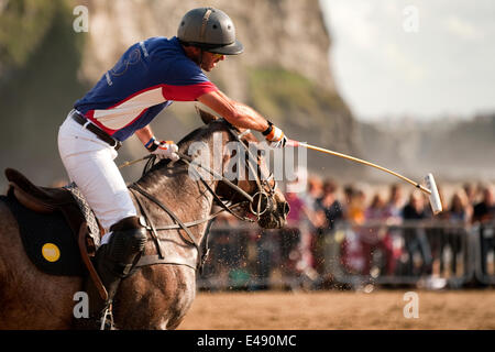 Watergate Bay, Cornwall, UK. 5 juillet, 2014. Le professionnel mens polo match joué à l'Veluve Clicquot Polo sur la plage, baie de Watergate, Cornwall, le 5 juillet 2014. (Photo / Mark Pearson) Banque D'Images